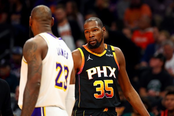 Arenas: Nếu KD ký hợp đồng với Lakers một cách tự do vào năm tới, James có thể gia hạn mức lương cơ 