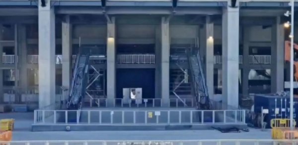 Thế giới: Camp Nou đã lắp đặt hai thang cuốn, vì vậy bạn có thể đến chỗ của mình mà không cần leo cầ